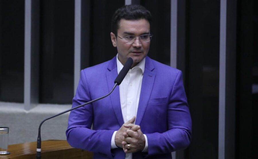 Ministro do Turismo Celso Sabino deseja que pasta também receba recursos obtidos através da taxação de casas de apostas. (Foto: Bruno Spada/Câmara dos Deputados)