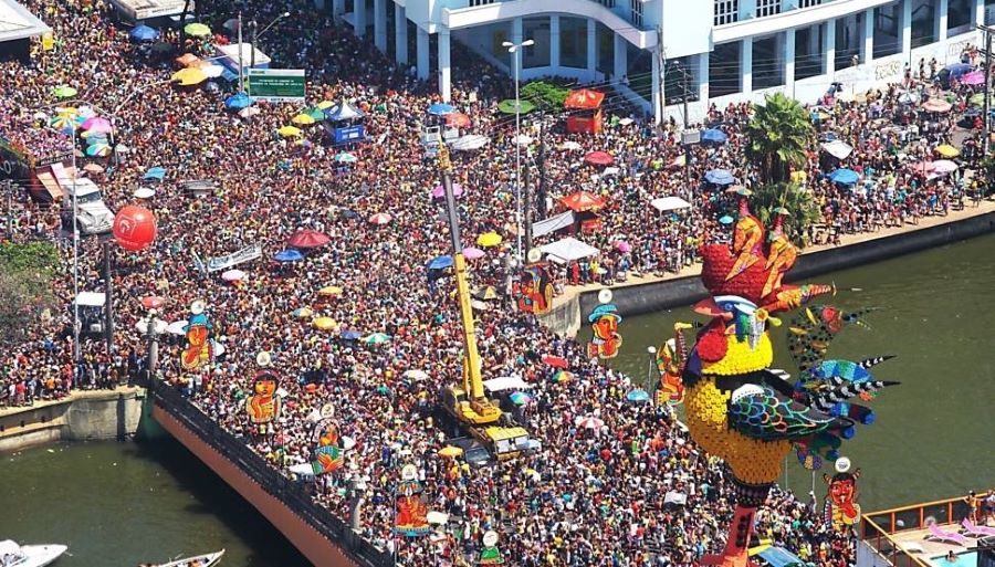 Galo da Madrugada arrasta enorme multidão no Recife.