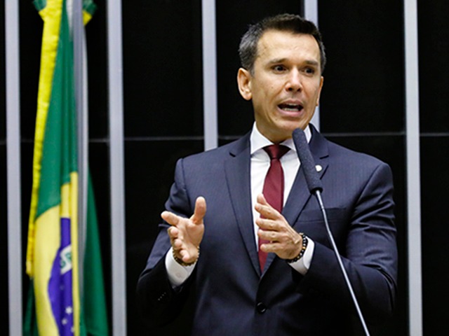 Deputado Felipe Carreras (PSB-PE) pretende convocar Lucas Paquetá para CPI. 