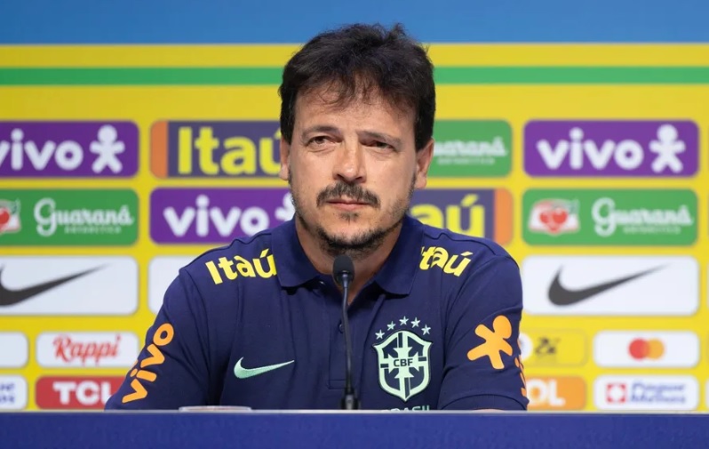 Técnico Fernando Diniz disse que está aguardando Paquetá resolver as pendências com a Federação Inglesa. (Foto: Thais Magalhães/CBF)