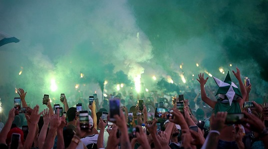 Torcida recebeu faixas especiais para deixar a festa no estádio ainda mais bonita. 