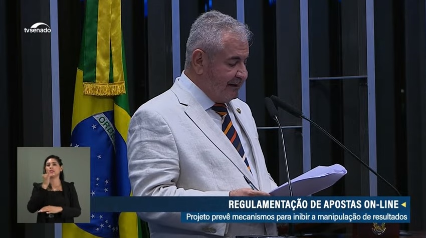 Senador Angelo Coronel apresentou seu relatório na Plenária do Senado. (Imagem: Reprodução/TV Senado/YouTube)