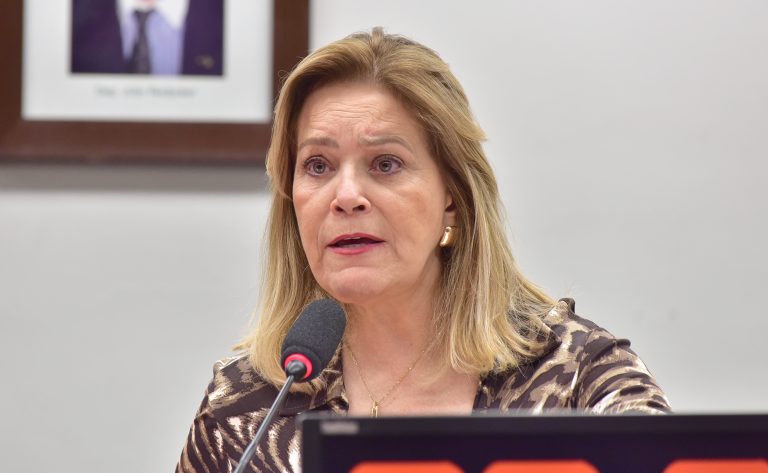 Deputada Lêda Borges é a relatora do projeto de lei que promove o incentivo ao esporte feminino. (Foto: Zeca Ribeiro/Câmara dos Deputados)