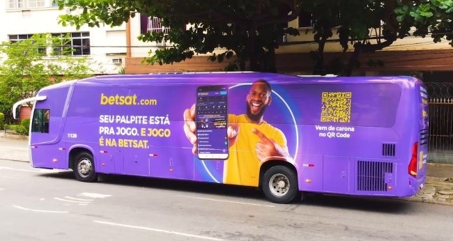 Ônibus envelopado com as cores e o símbolo da Betsat que anda pelo Rio de Janeiro. (Foto: Reprodução/Blog Betsat)