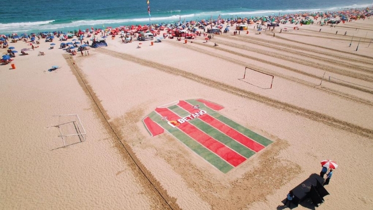 Camisa gigante do Fluminense é omposta por propriedades biodegradáveis, que não agridem a natureza (Imagem: Divulgação Alob Sports)