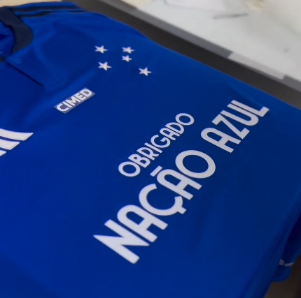 Jogadores do cruzeiro usaram a camisa personalizada na partida final do Brasileirão 2023. (Imagem: Reprodução/Instagram/Betfair)