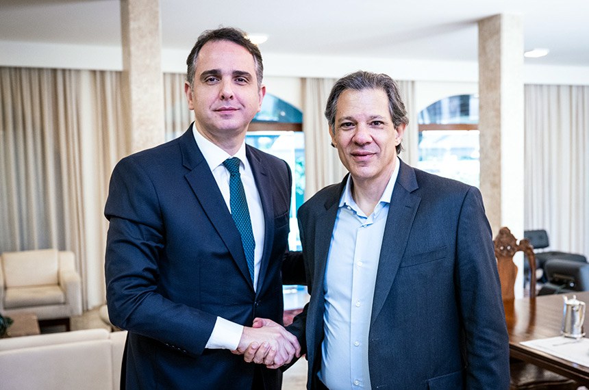 Rodrigo Pacheco recebeu Fernando Haddad para tratar pautas urgentes. (Foto: Pedro Gontijo/Senado Federal)