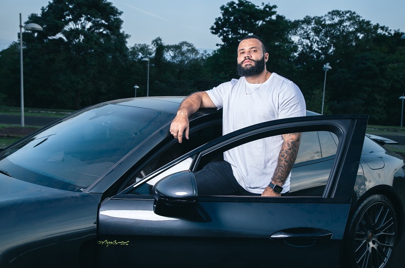 Carro de luxo foi entregue como forma de recompensa. (Foto: Divulgação/Bet7k)  