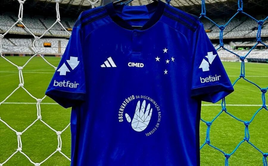 As 27 camisas usadas durante a partida do Campeonato Mineiro podem ser adquiridas pela internet. (Foto: Reprodução/Instagram/Cruzeiro)