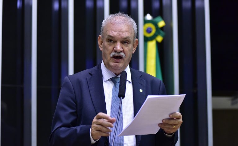 Deputado Geraldo Rezende recomendou a aprovação (Foto: Zeca Ribeiro / Câmara dos Deputados)