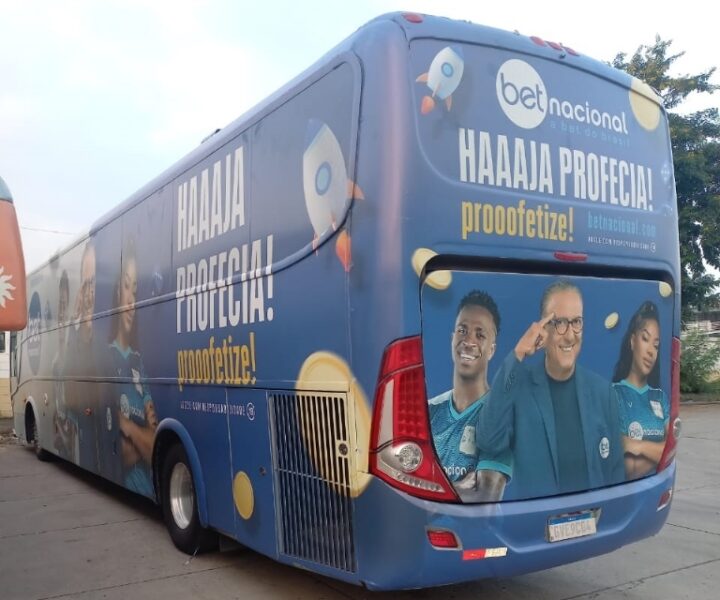 Ônibus envelopado com a marca da Betnacional levou torcedores para ver a final do Carioca no Maracanã. (Foto: Reprodução/Betnacional)