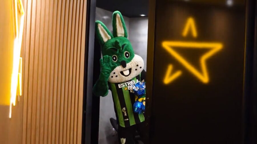 Mascote do América-MG foi ao escritório da EstrelaBet na Páscoa. (Imagem: Reprodução/LinkedIn/EstrelaBet)