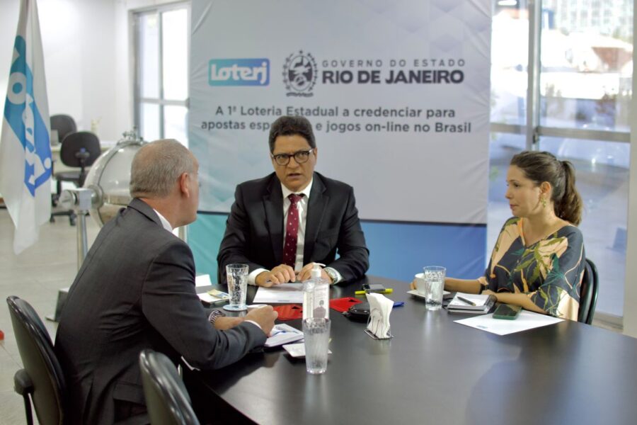 Presidente e vice da Loterj em reunião com executivo do laboratório GLI (Imagem: Divulgação Loterj)