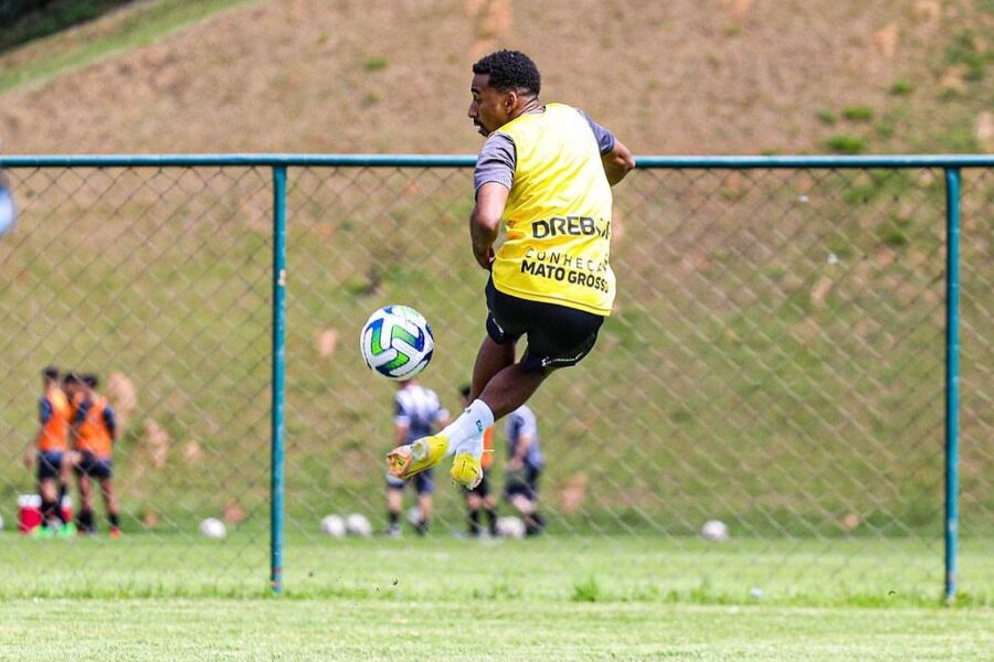 Jogador foi reintegrado aos treinos com o elenco do Cuiabá. (Foto: Reprodução/Instagram/Mateusinho)