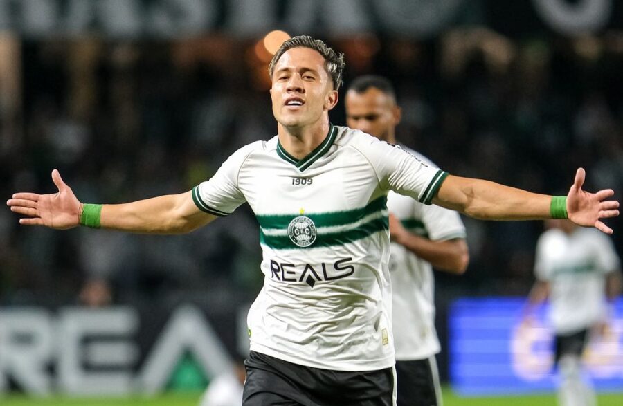 Matheus Frizzo marcou de antes do meio de campo na Série B do Campeonato Brasileiro. (Foto: JP Pacheco/Coritiba)