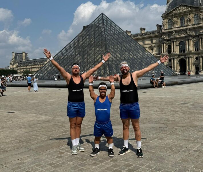 Influenciadores chamam a atenção na ruas de Paris. (Foto: Divulgação)