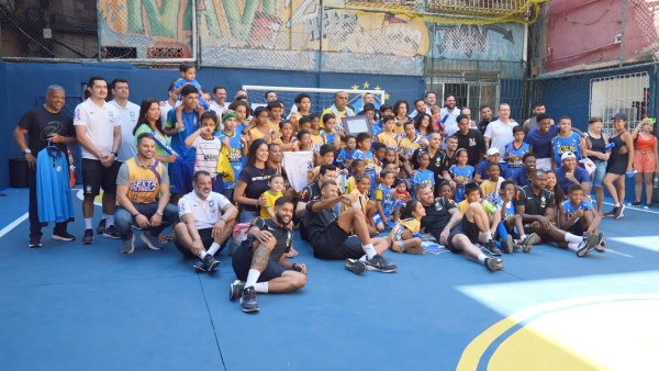 Jogadores da Seleção Brasileira de Futsal participoa de reinauguração de quadra (Foto: Fábio Gomes)