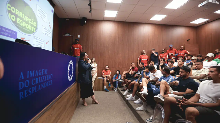 Integridade no futebol e apostas: atletas e funcionários do Cruzeiro participam de palestra