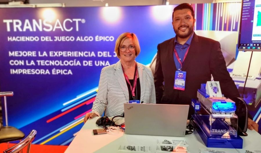 Tracey Chernay, vicepresidenta sénior de casino, juegos y lotería globales junto a Diego Mejía, gerente de ventas para casino y juegos de TransAct Technologies.