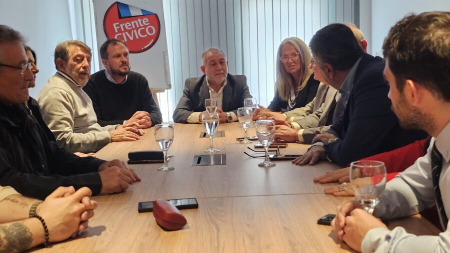 Luis Juez junto con los concejales de su partido. Foto: Frente Cívico.